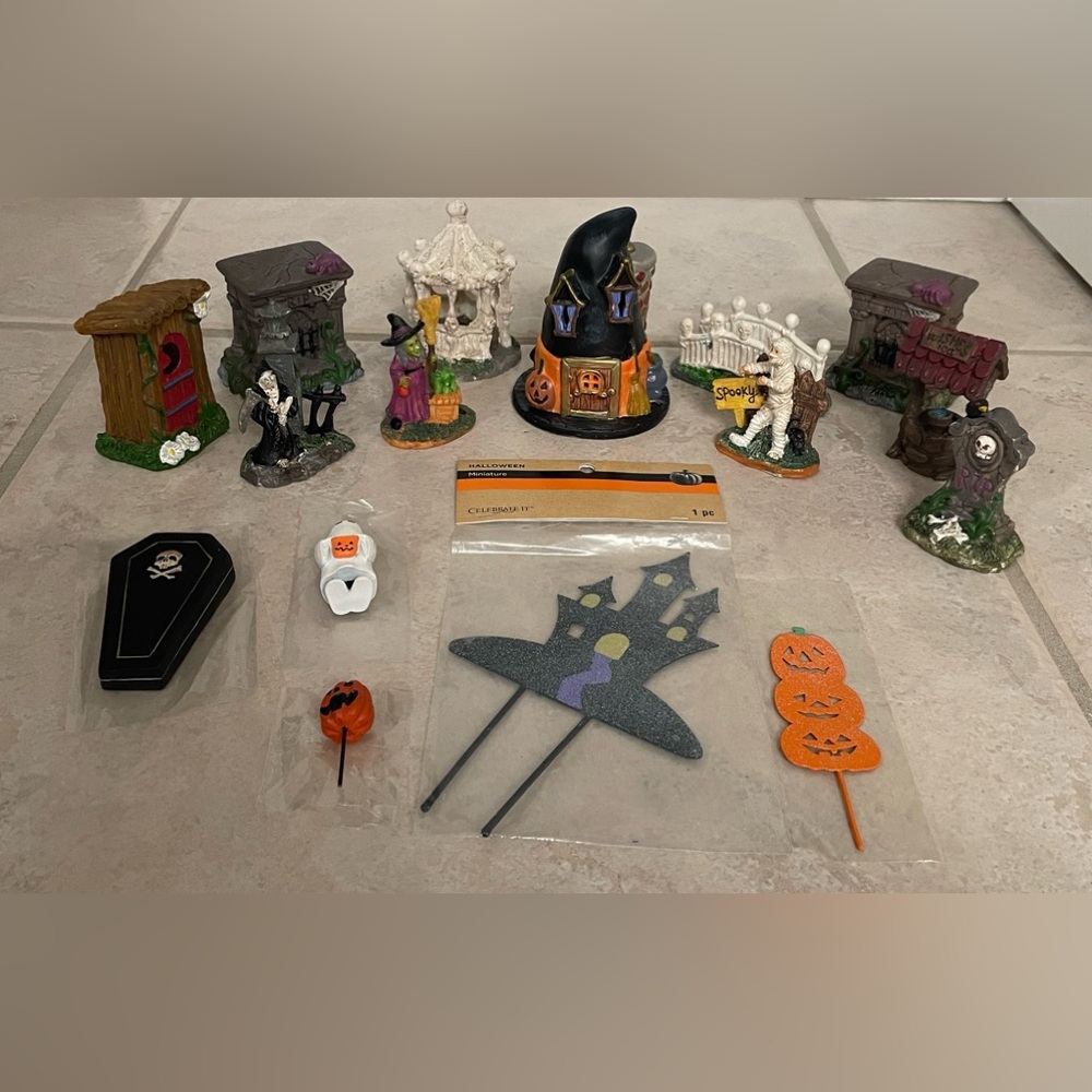 Halloween Village Figurines  ( 16 pcs )